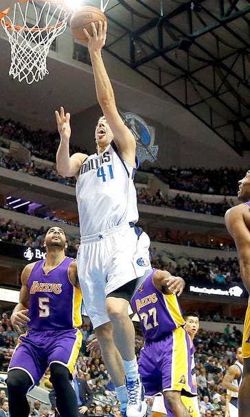 Nowitzki scores 23 as Mavericks have little trouble with Lakers